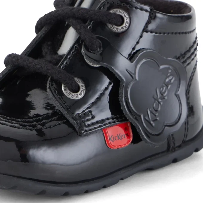Botas Kick Hi B Hi Zip de charol para bebé, en negro