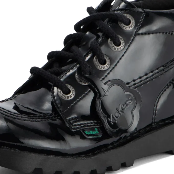 Zapatos Kick Hi Zip de piel sintética y charol para niñas, en color negro